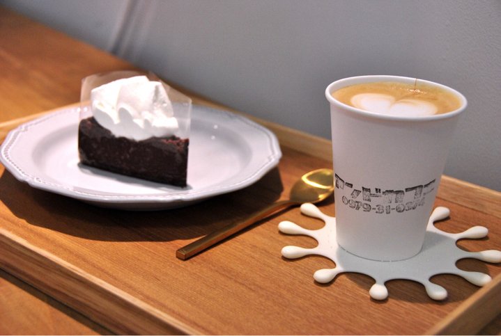 ケーキとカフェオレの写真