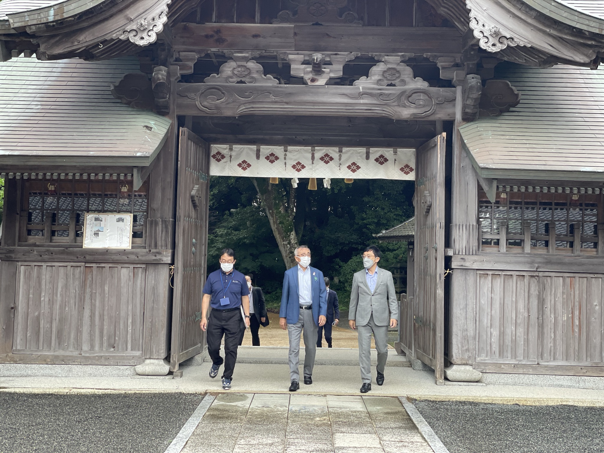 八幡古表神社にて (左から)永田主査(文化財担当者)、奥塚市長、花畑町長 ★IMG_1804.JPEG