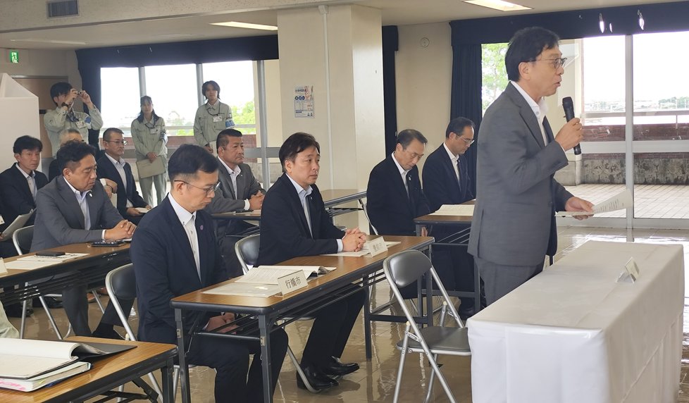 要望する花畑町長（トリミング）.jpg