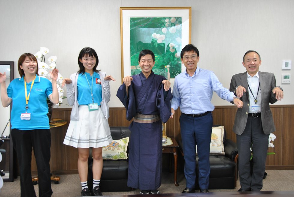 (左から)「アイタガール」のお2人、波田陽区様、花畑明町長、KBC逸見様 DSC_8957.JPG