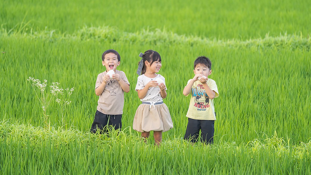 吉富米を食べる子ども