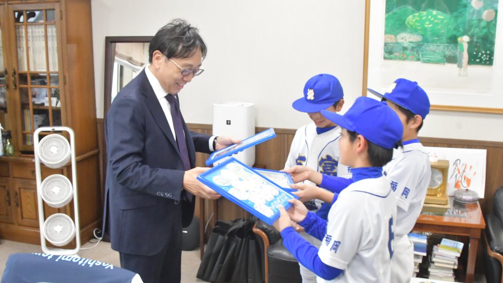 吉富少年野球クラブから寄せ書きが届けられました