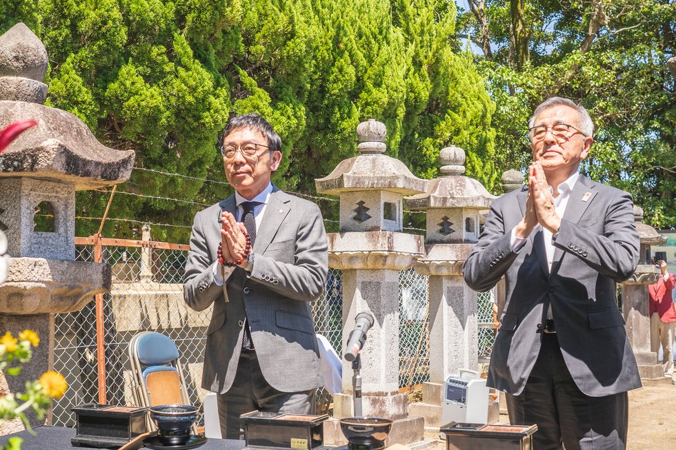 中津市長と焼香