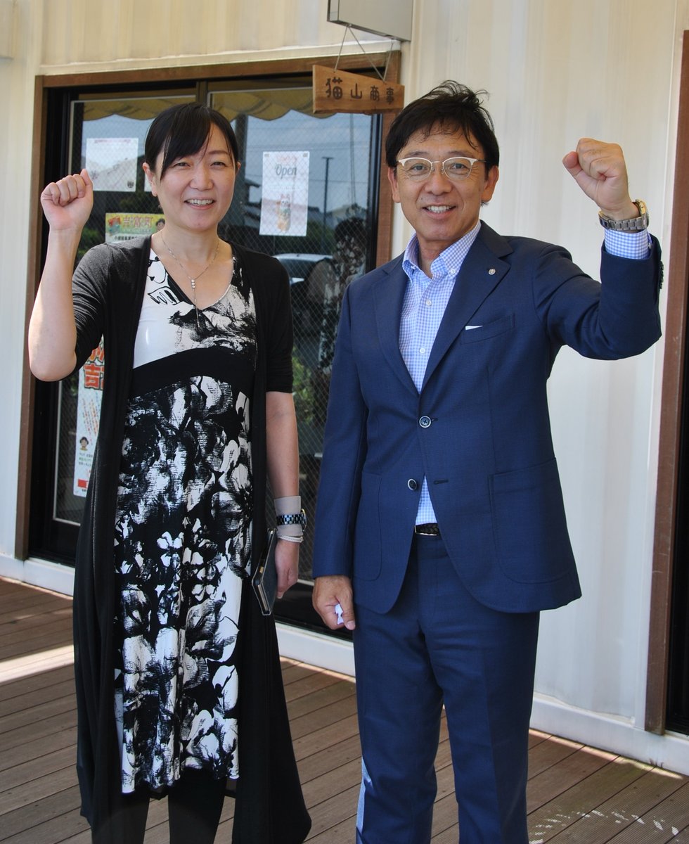 店主の松山生美さん、花畑町長 猫山.jpg