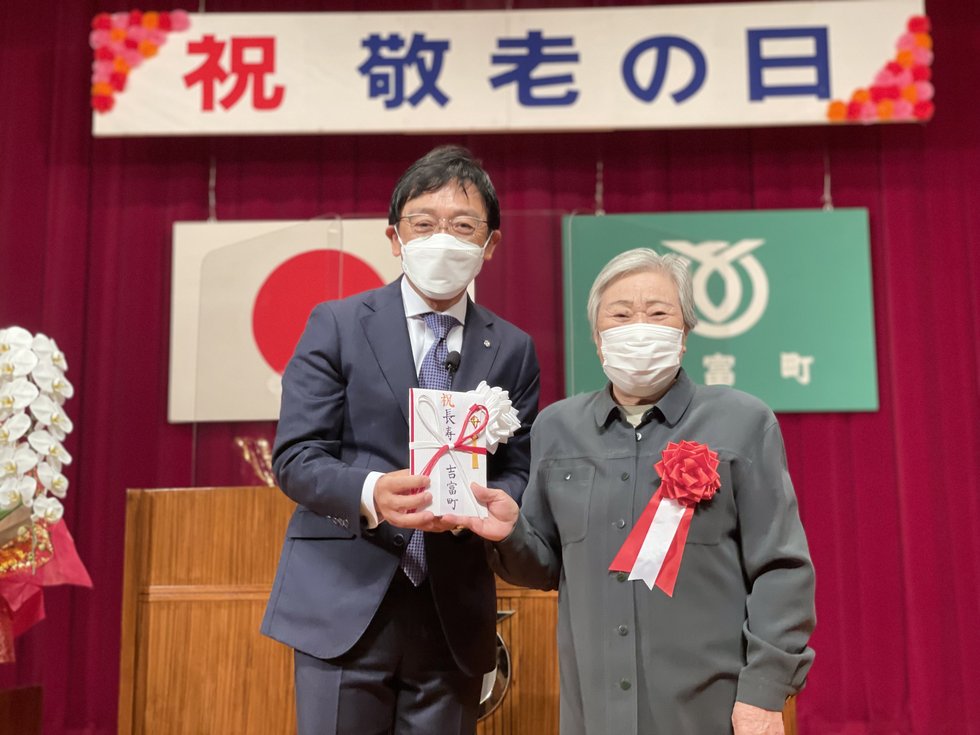 敬老記念品の各年代を代表して受け取った米寿の後藤 明子さん