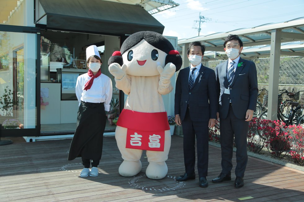 写真(左から順に):店主の友松実咲季さん、商工会中家会長、花畑町長 8D5C4112.JPG