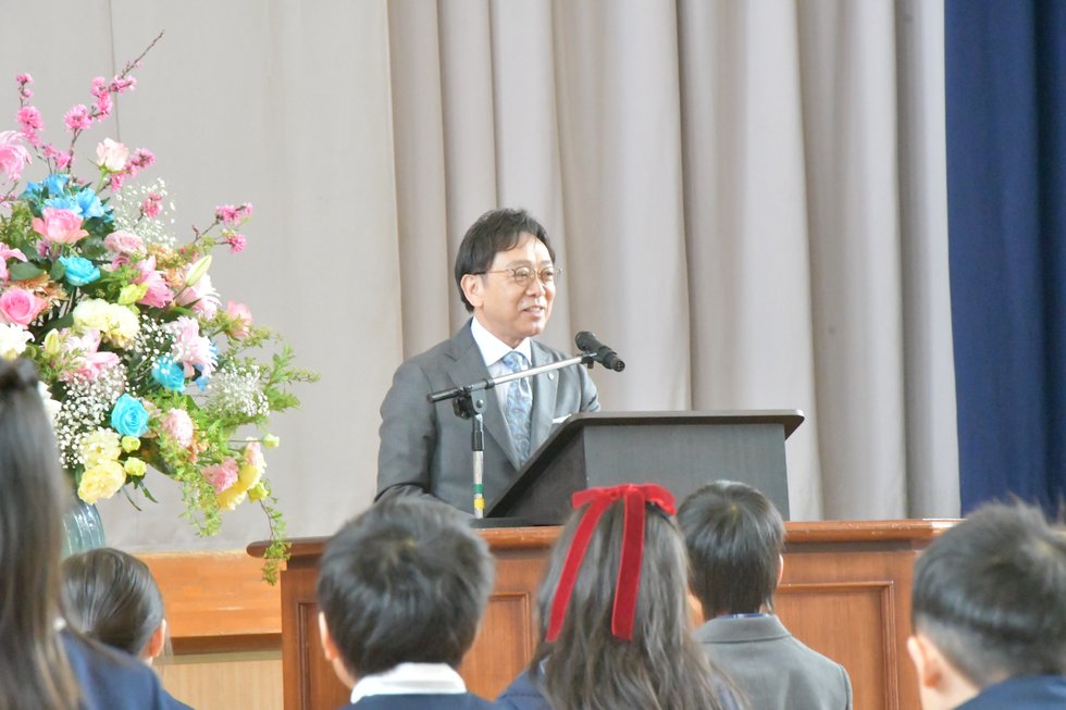 小学校の入学式で町長が挨拶をしている様子です。