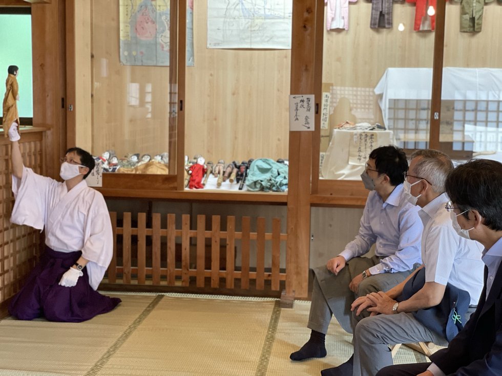 八幡古表神社の熊谷房長宮司から細男舞・神相撲の説明を受ける ★IMG_1823.JPEG