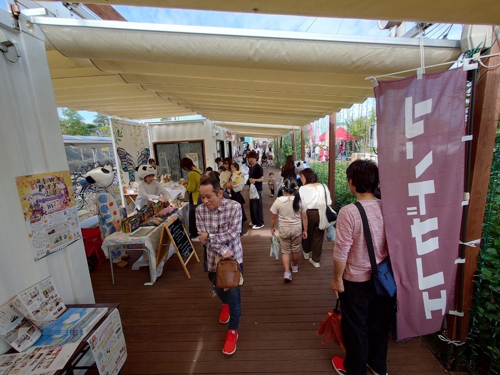 駅前チャレンジショップの他に町内外からたくさんの出店者も参加しました! マルシェ