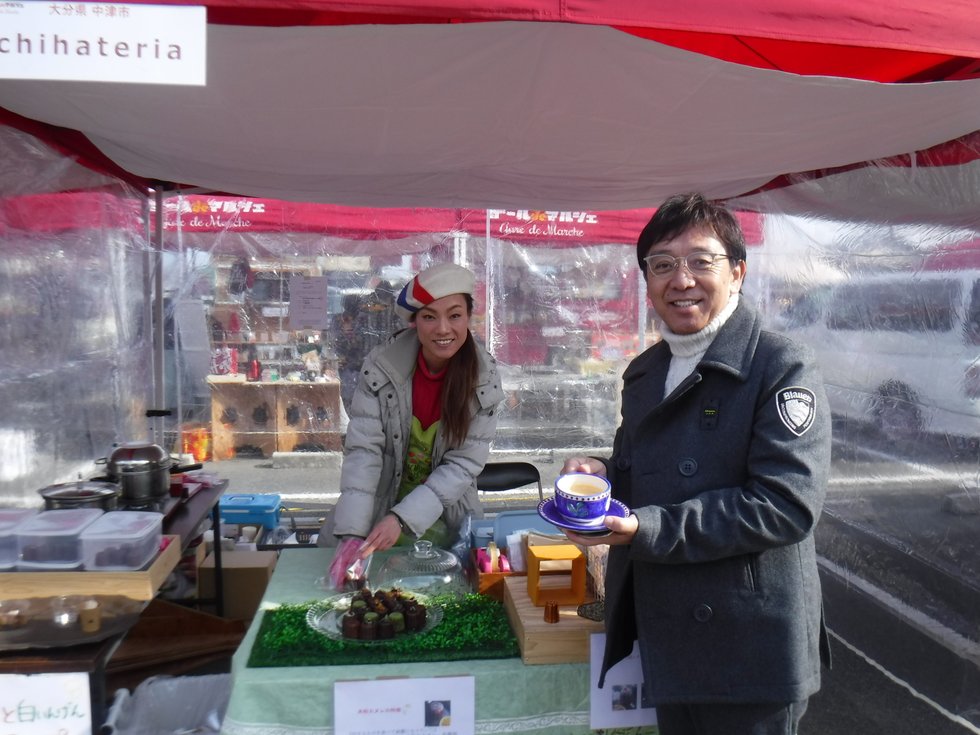 写真(左から):「chihateria」様(中津市、米粉カヌレ・珈琲・スープの販売)、花畑明町長 DSCF4555.JPG