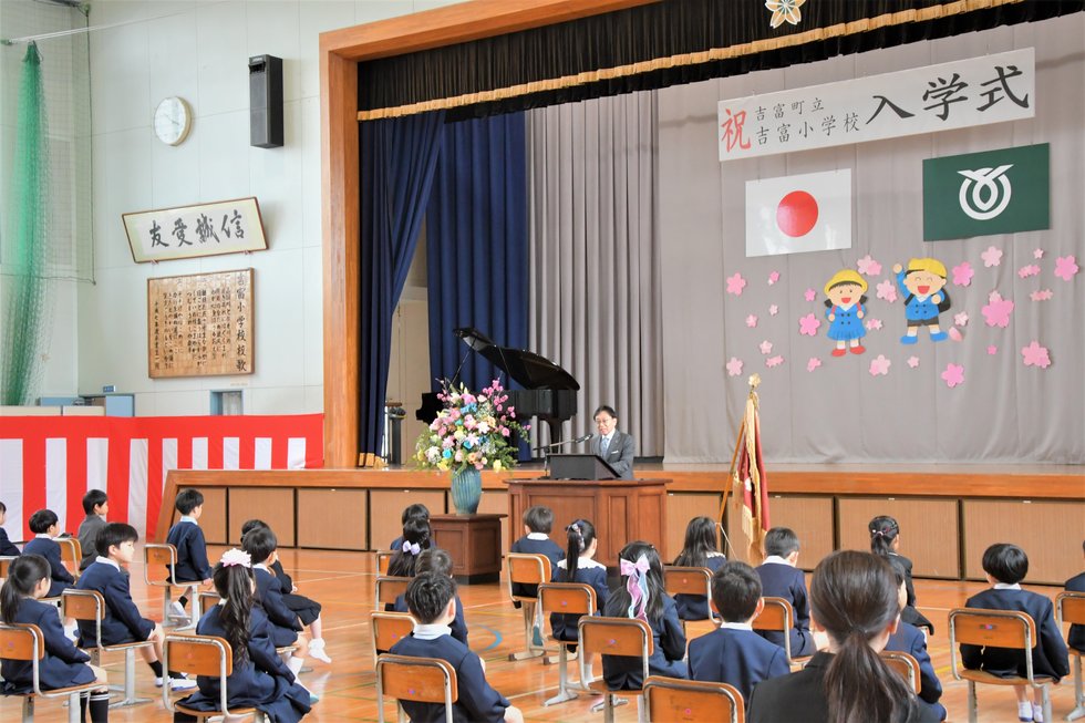 新一年生がお話を真剣に聞いています。