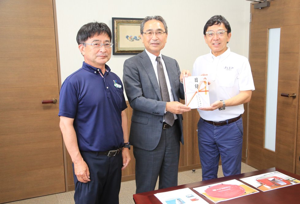 (左から)古門豊前営業所長、中野代表取締役、花畑町長 8D5C9368.JPG