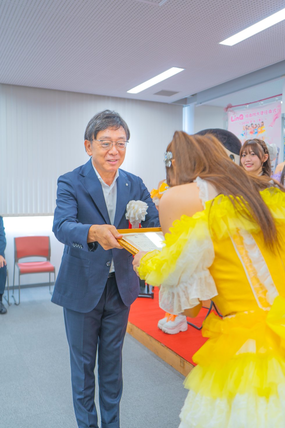 町長から任命書渡し