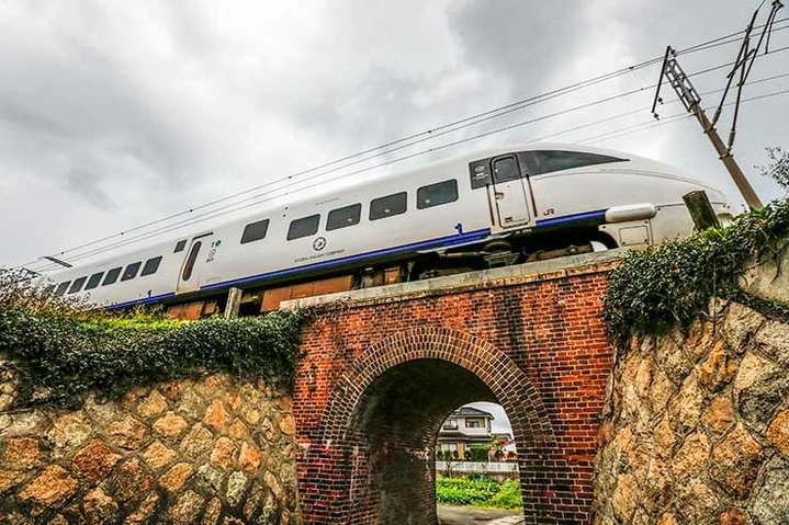 吉富町のレトロなレンガ橋を渡る大迫力の電車