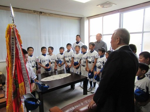 少年野球クラブが町長に全国大会出場を報告