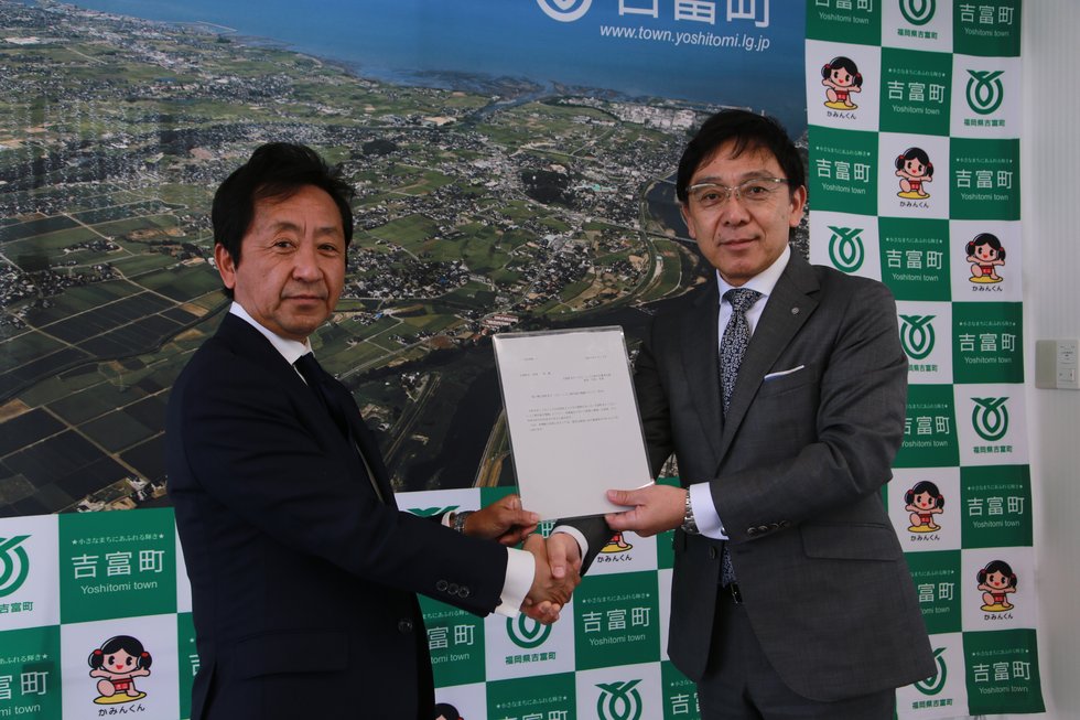 写真:(左から順に)中家座長、花畑町長 8D5C1692.JPG