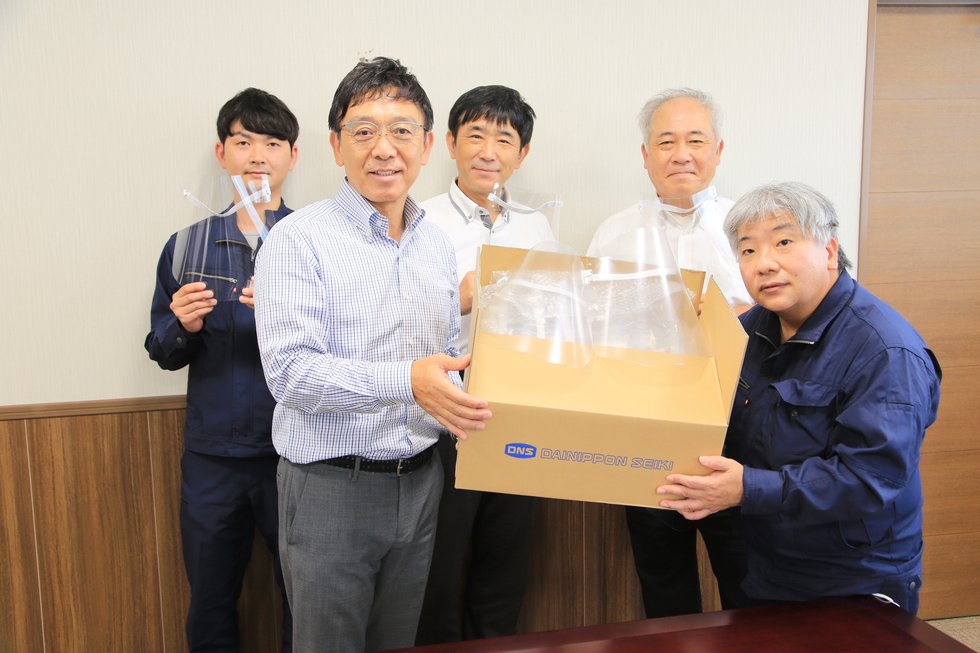 (左から)担当の末田さん、花畑町長、後小路吉富小学校校長、高尾吉富中学校校長、秋成グループマネージャー フェイスシールド001.jpg