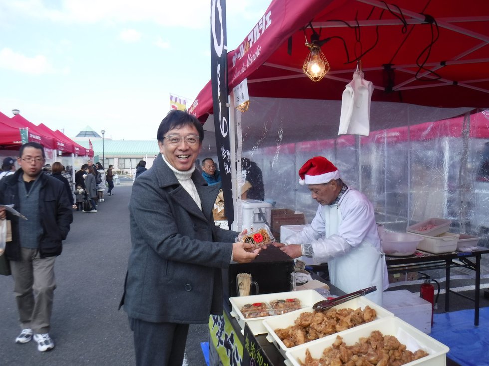 写真(左から):花畑明町長、「まる」様(中津市、からあげの販売) DSCF4552.JPG