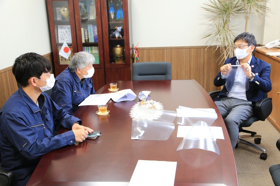 (左手前から)担当の末田さん、秋成グループマネージャー、花畑町長 8D5C0512.JPG