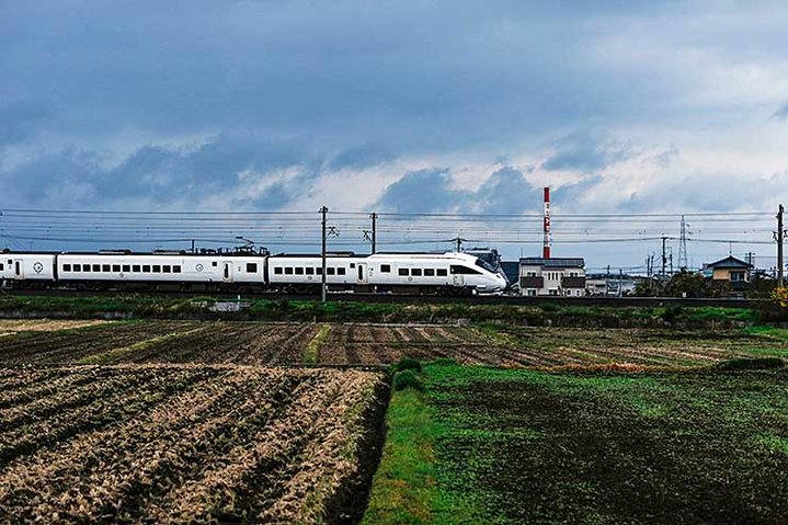 吉富町直江交差点付近から見る電車