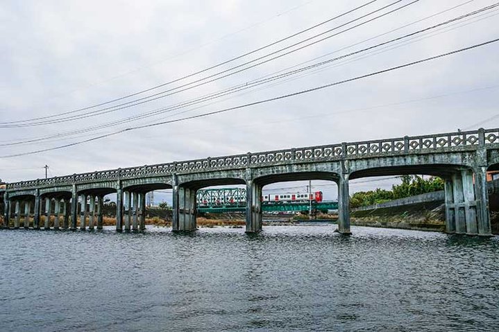 吉富町の佐井川橋付近から鉄道を見る