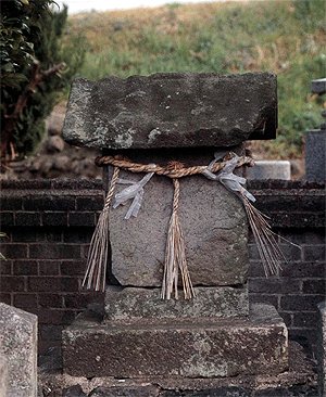 宇賀神社の石祠.jpg