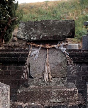 宇賀神社の石祠.jpg